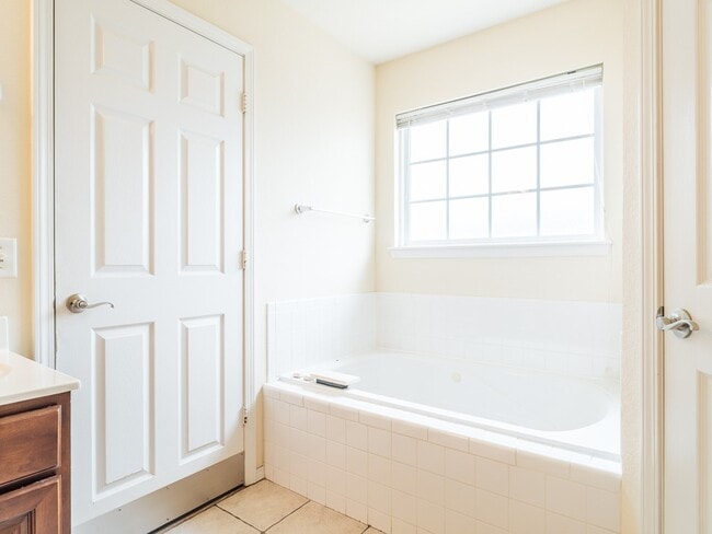 Building Photo - 2402 SW 19th St