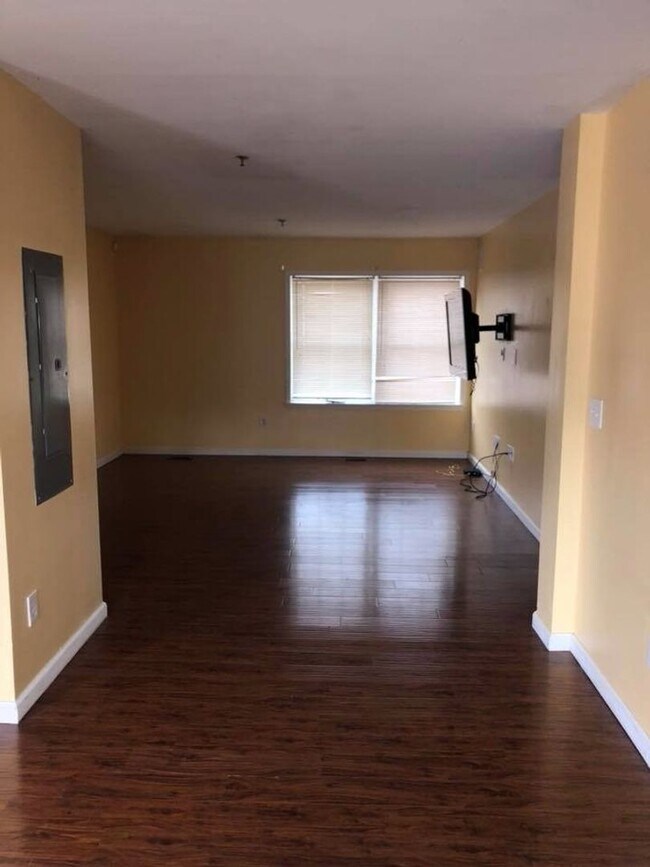 Building Photo - 3 Bedroom 2 Bathroom Garden Apartment Blocks From Penn West