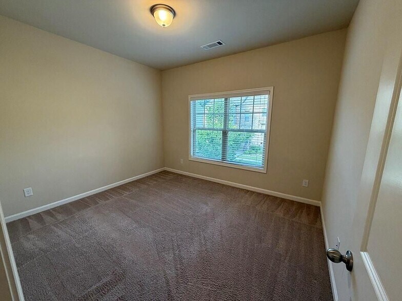 Building Photo - 2568 Village Park Bend