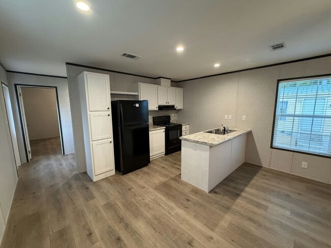 Building Photo - 204 Lakeside Garden Cir