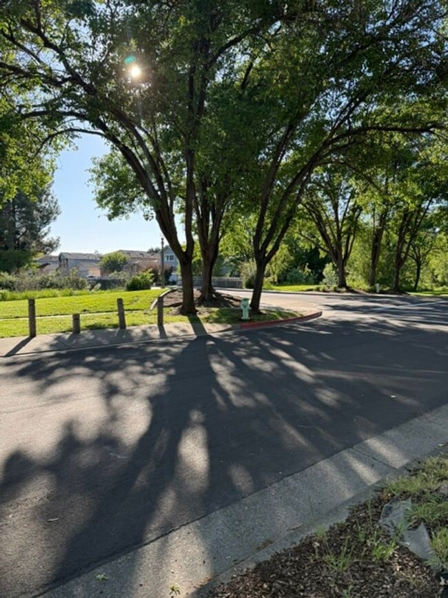 Building Photo - 8908 Gravenstein Way