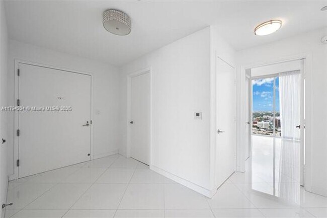 Building Photo - 2020 N Bayshore Dr
