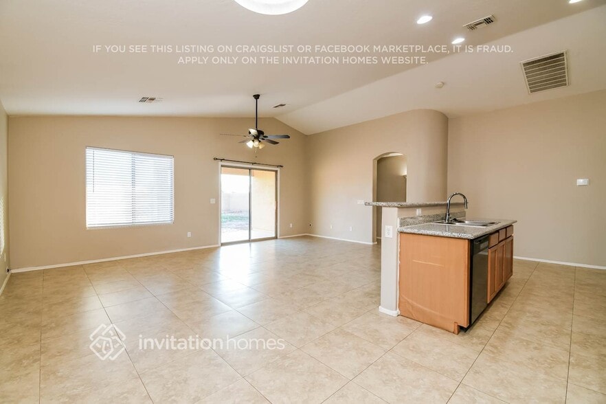 Building Photo - 204 W Belmont Red Cir