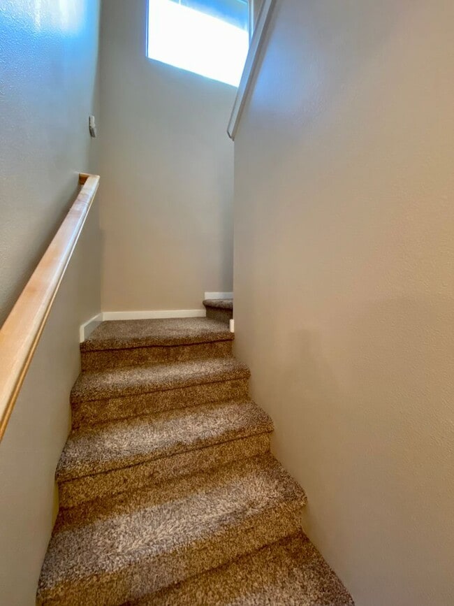 Building Photo - Lovely 4 Bedroom (+ Large bonus room) in B...