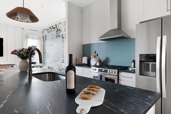 Building Photo - 761 Lynwood Ave