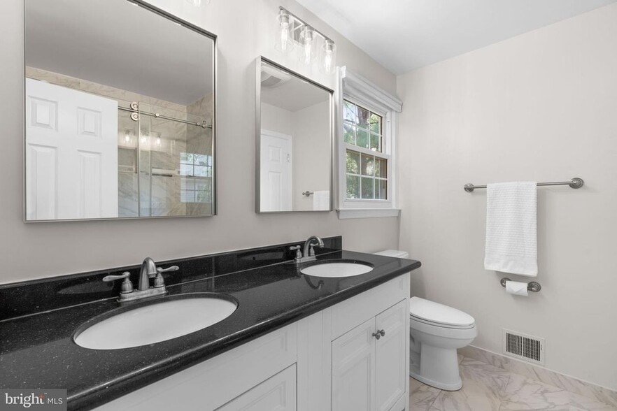 Building Photo - 19 Saddleview Ct