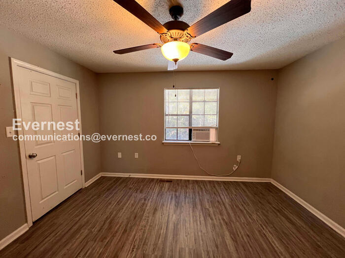 Building Photo - 1800 Labette Manor Dr