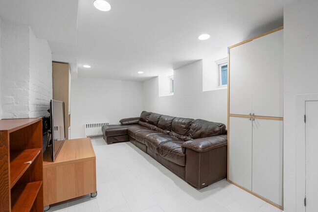 Building Photo - 5 Gerlach Pl