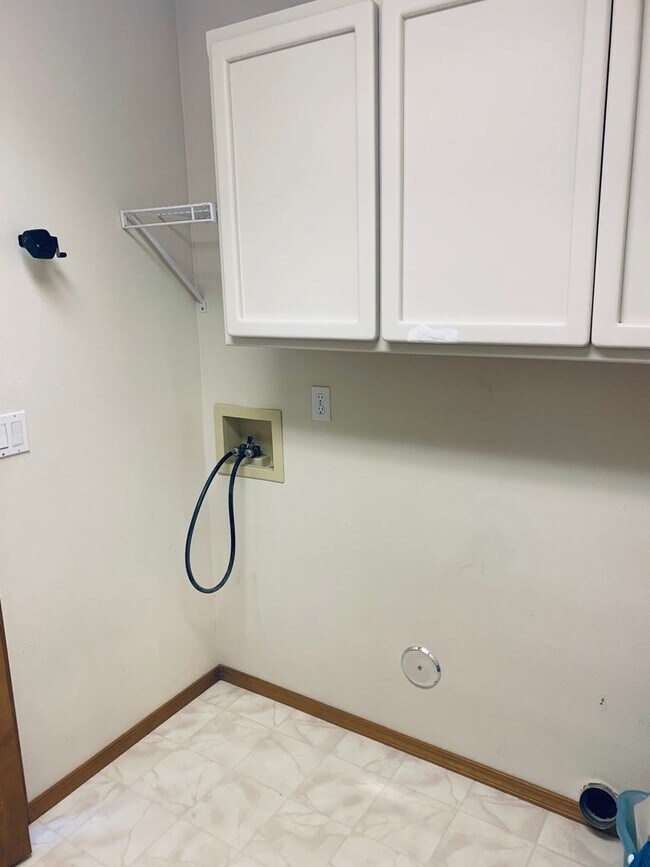 Building Photo - Beautiful Updated Townhome overlooking Mea...