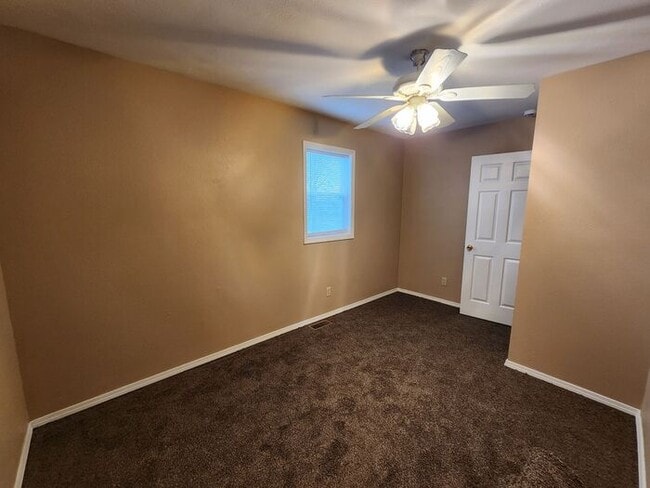 Building Photo - Save Big at Move-In: 50% Off Security Deposit on this 3 bed 1 bath upper unit