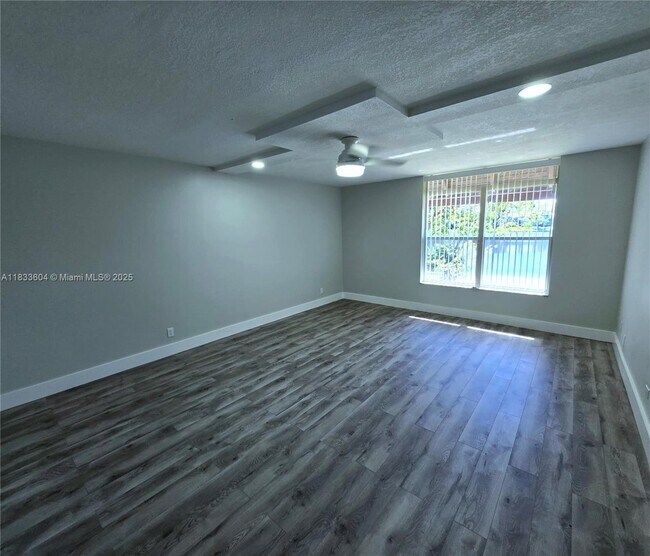 Building Photo - 3710 Inverrary Dr