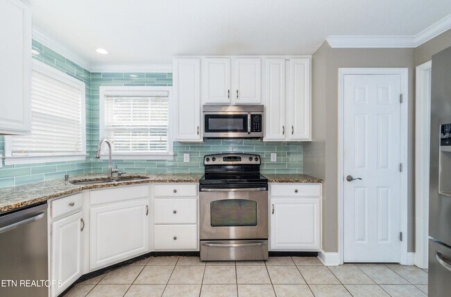 Building Photo - 1100 Winterberry Ln