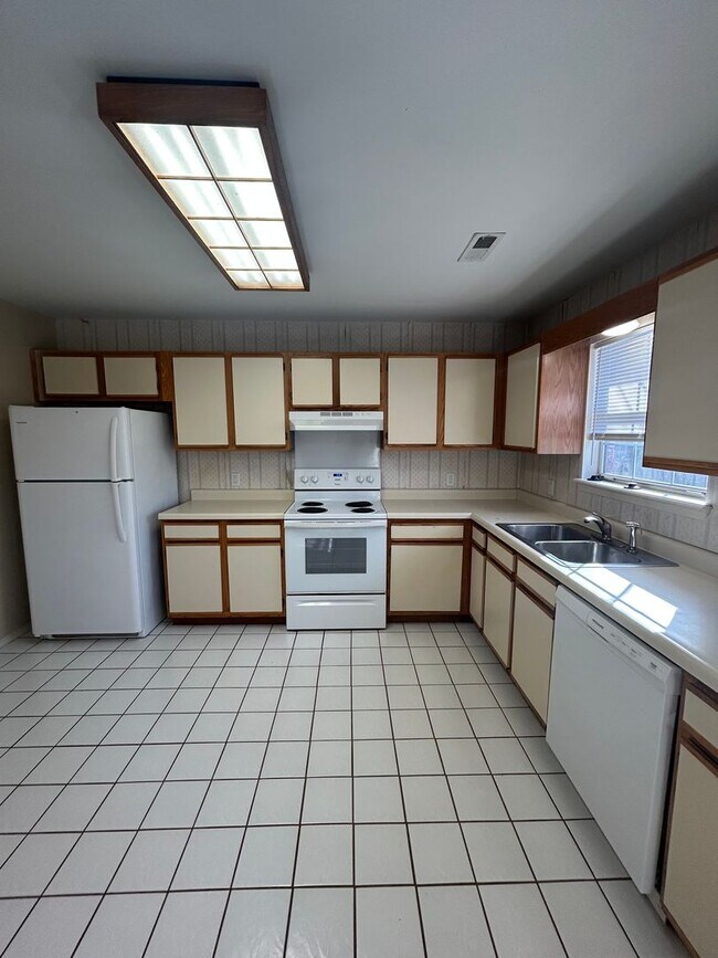 Building Photo - 1403 Camellia Dr