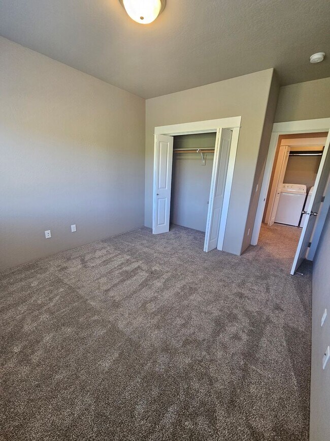 Building Photo - Beautiful Townhomes in East Medford