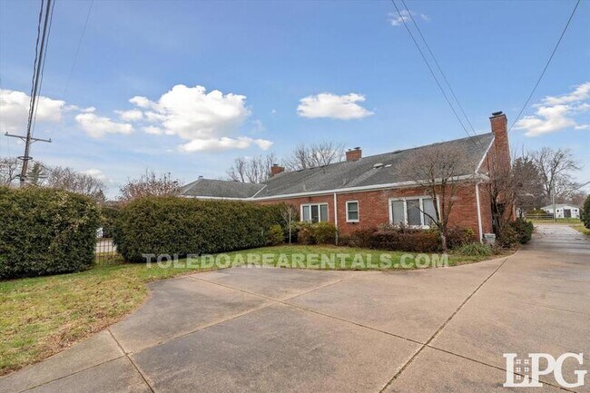Building Photo - 3835 Hillandale Rd