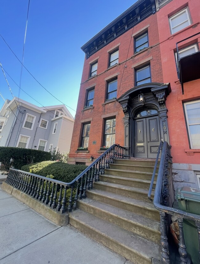 Building Photo - 40 Trumbull St