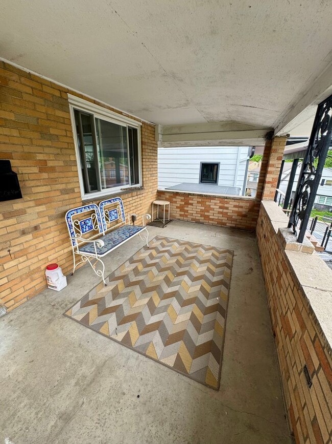 Building Photo - Charming 2 Bed 1 Bath in Beechview!