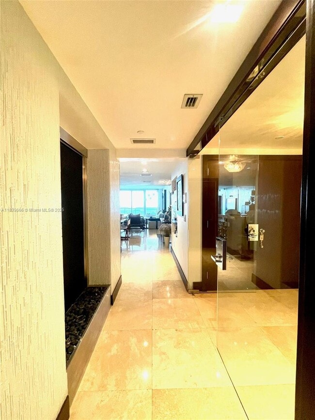 Building Photo - 1331 Brickell Bay Dr