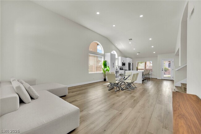 Building Photo - 2560 Sundew Ave