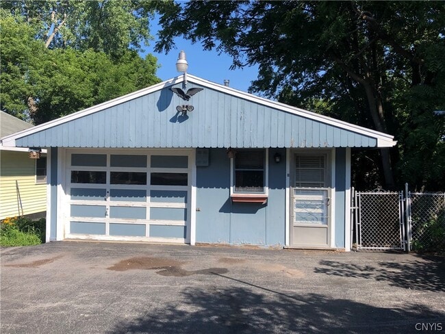 Building Photo - 708 Schuyler St