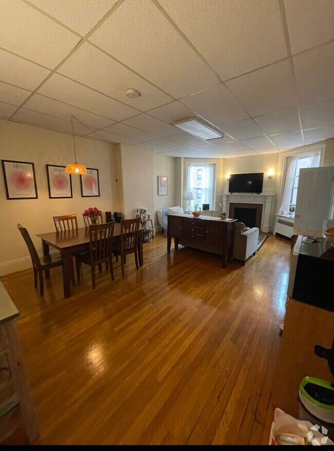 Building Photo - 910 Beacon St