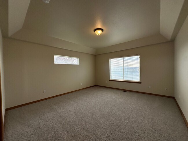 Building Photo - Luxury, One Level Living!