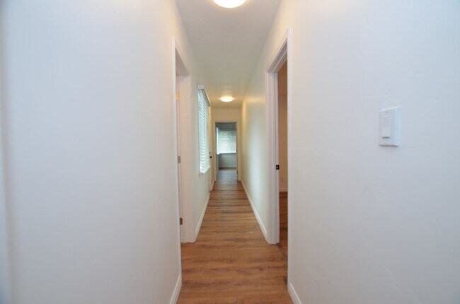 Building Photo - 4Bedroom 3.5 Bathrooms single family home