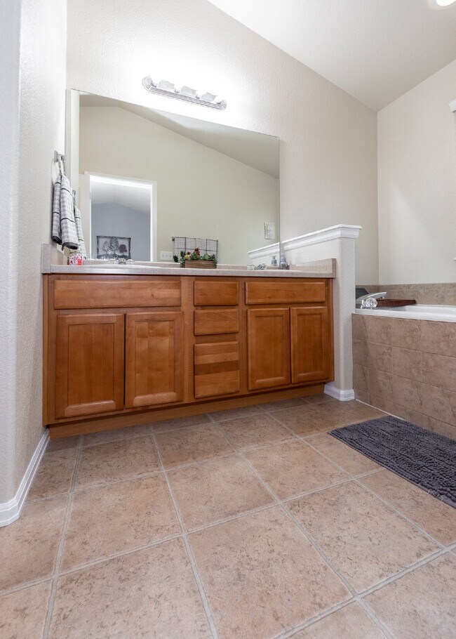 Building Photo - Spacious townhome with low maintenance.