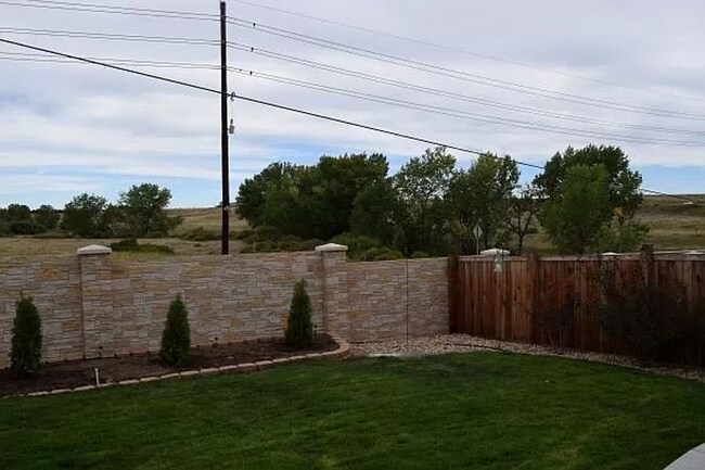 Building Photo - Spacious 3 Bedroom 2.5 Bathroom Home in Me...