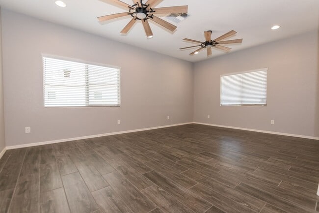 Building Photo - Beautiful 2-Story Home, 5 Bedroom, 3 Full ...