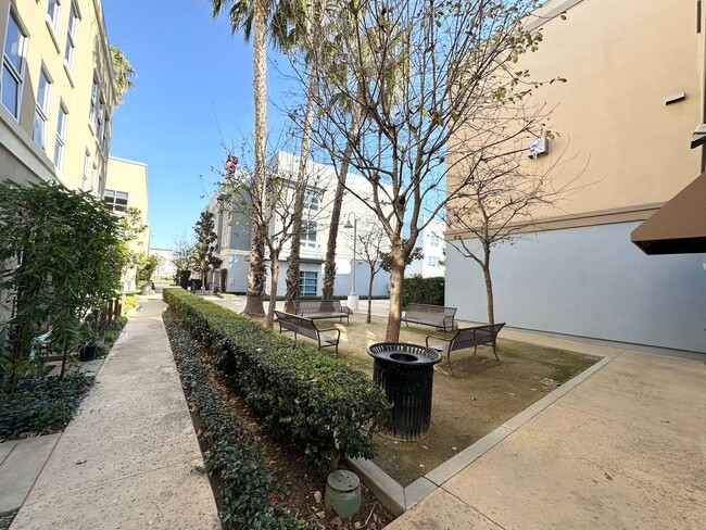 Building Photo - 2 Bedroom 3 Bath Condo In The Historic Fre...