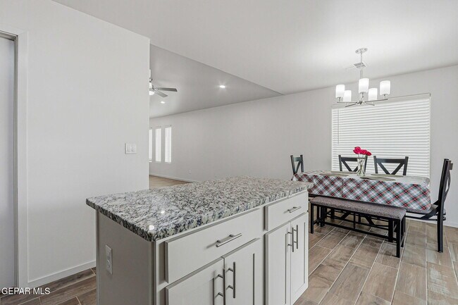 Building Photo - 15252 Apex Ct