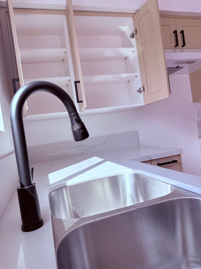 Building Photo - 1414-1412 N Hazard Ave