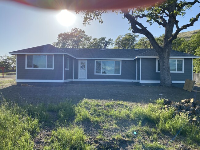 Building Photo - 3677 Lakeshore Blvd