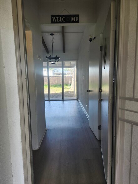 Building Photo - 1136 W Dakota Ave