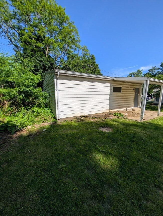 Building Photo - Affordable Moline Apartment in a Prime Quad Cities Location!
