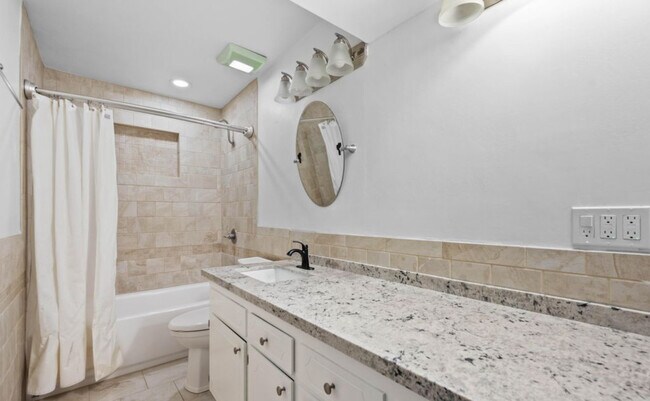 Building Photo - 5818 N 22nd Dr