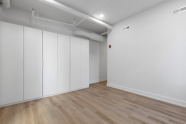 Building Photo - 713 Market St