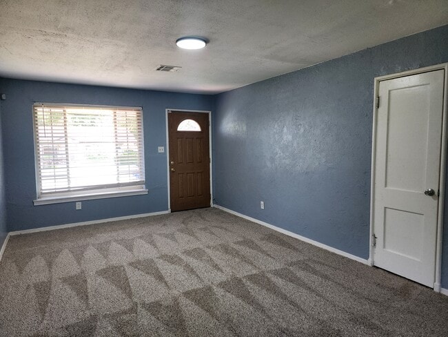 Building Photo - 4213 N Lottie Ave