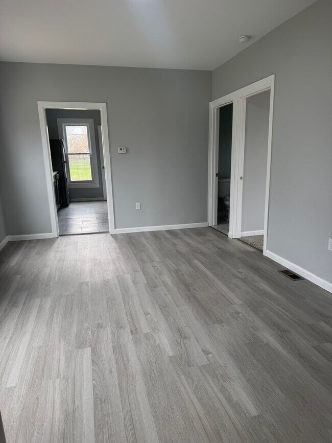 Building Photo - Fully Updated 3 Bedroom - 1 bathroom - $1,295