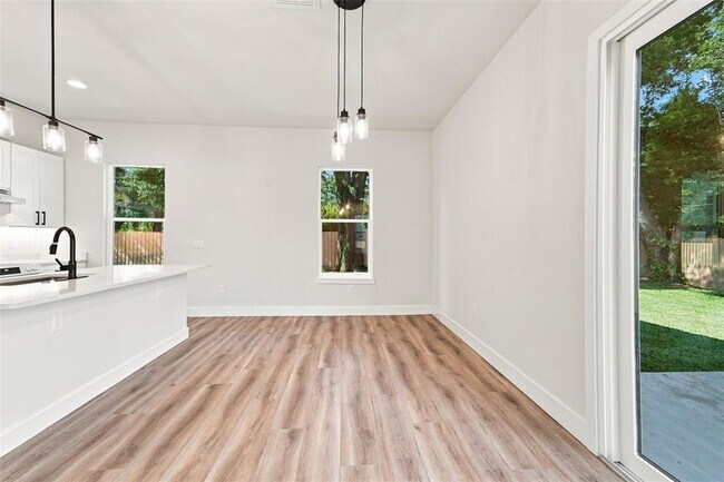 Building Photo - 561 N Thompson Rd