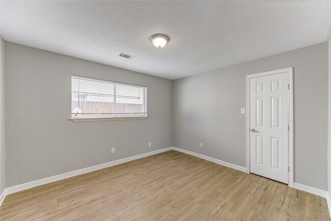 Building Photo - 5054 Pine Cliff Dr