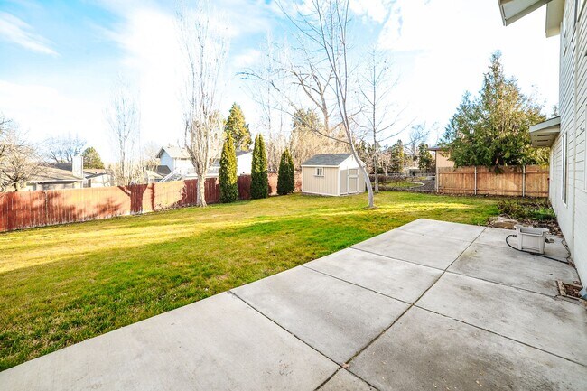 Building Photo - South Richland Home with Large Yard
