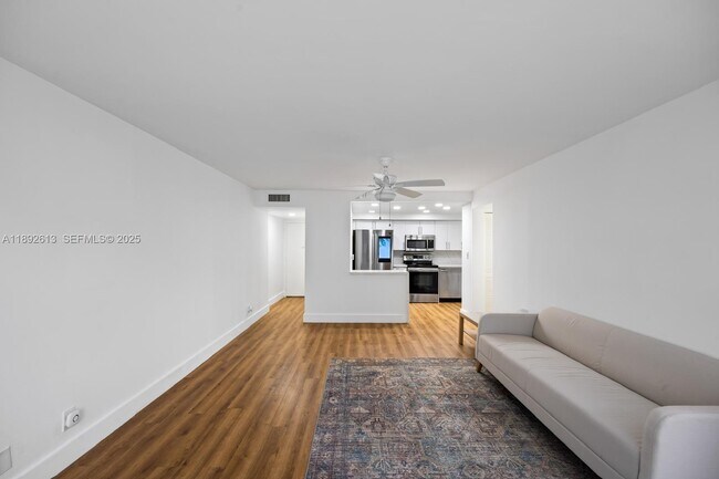 Building Photo - 1440 Brickell Bay Dr