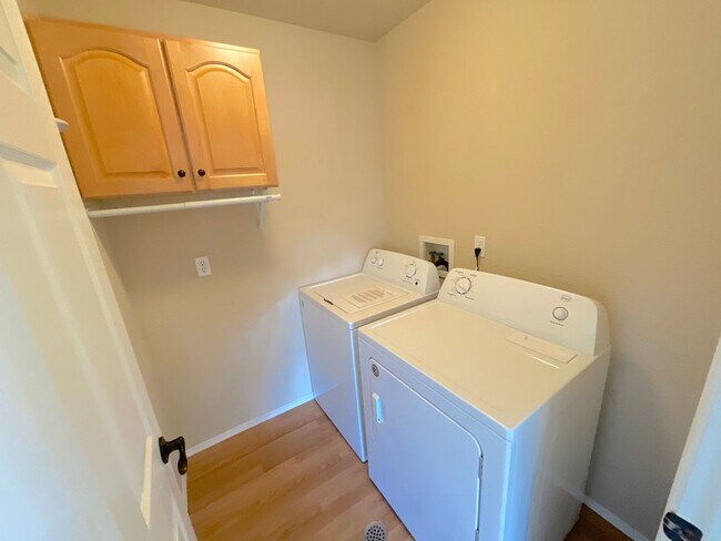 Building Photo - 5 Bedroom Home Available Near Rangewood Dr & Vickers Dr!