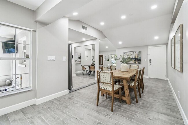 Building Photo - 2 S Treasure Dr