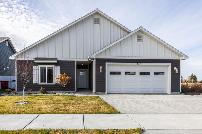 Building Photo - HOLY MOLY CHECK OUT THIS BEAUTIFUL 3 BED 2...