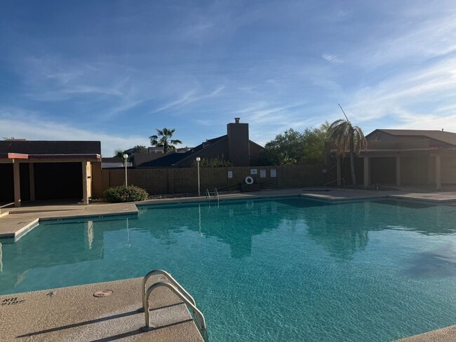 Building Photo - 2 Bedroom 2 bath private enclosed yard for