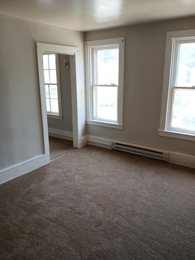 Building Photo - Spacious 3 Bedroom House Located in North ...