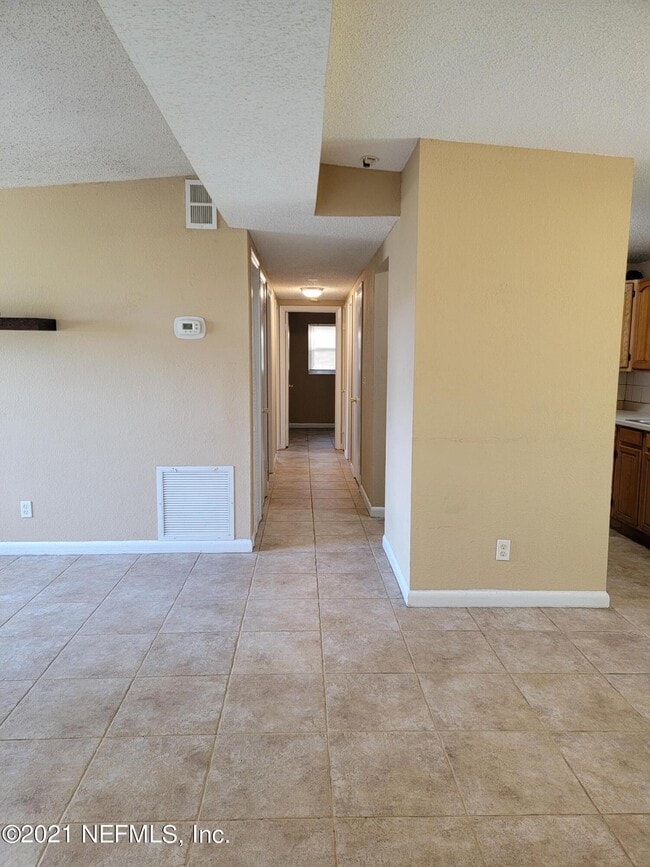 Building Photo - 115 Saratoga Cir S